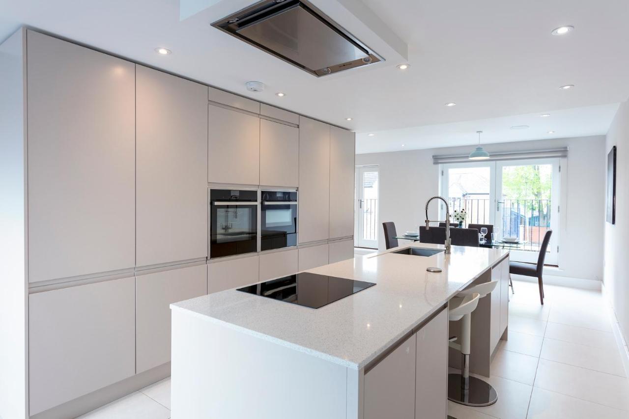 Immaculate Central Windsor Town House With Parking Luaran gambar